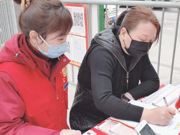 刚进门就被社区大姐拦住了