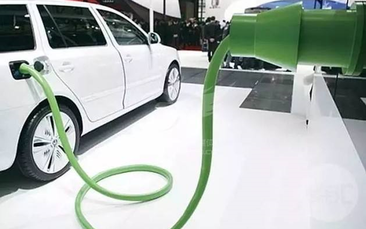 我家楼下充电桩前的一次真实闲聊，让我重新理解了国产新能源车