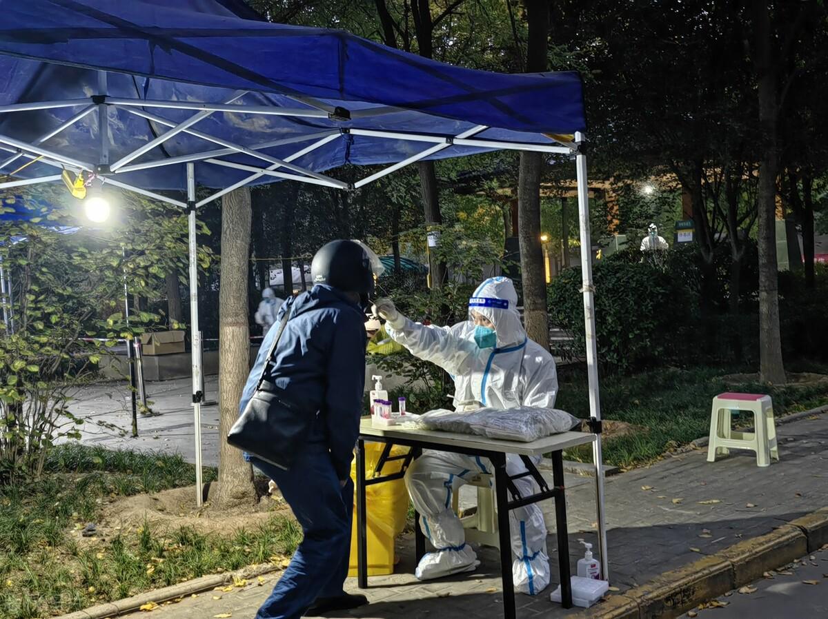 西安最近疫情严重吗？我和老张的核酸亭闲聊实录